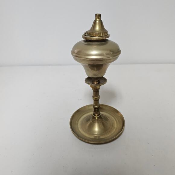 Antique Brass Oil Lamp with Lid and Decorative Handle 7" tall - Picture 5 of 10
